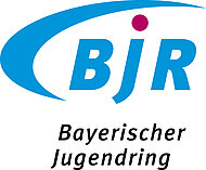 Das Logo des BJR: Blauer Bogen mit den blauen Buchstaben BJR, das j hat einen roten Punkt. Darunter Schriftzug Bayerischer Jugendring