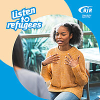 Eine schwarze junge Frau sitzt in einem Konferenzraum. Sie gestikuliert mit ihren Händen und spricht. Oben links steht das Logo "listen2refugees", rechts oben das Logo des BJR.