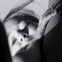 Ein angeschnittenes Kindergesicht in schwarz-weiß.