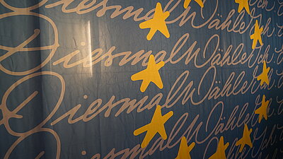 Die gelben Europasterne sind auf einem dunkelblauen Hintergrund mit dem Spruch "Dieses mal wähle ich" gedruckt.