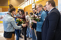 BJR-Vizepräsidention Ilona Schuhmacher und BJR-Präsident Matthias Fack überreichen den neu gewählten Mitgliedern des BJR-Landesvorstands Blumensträuße