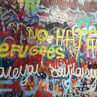 Wand-Graffiti mit dem Schriftzug: No Hate! Refugees