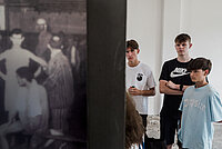 Jugendliche betrachten historische Dokumente in der KZ-Gedenkstätte Dachau