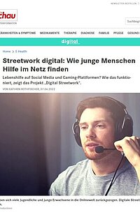 Ein Screenshot eines Artikels der Apothekenrundschau über Digital-Streetwork-Bayern. Zu sehen ist ein junger Mensch, der gerade per Headset mit anderen Menschen redet.