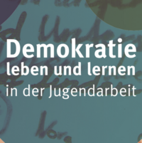 Der Schriftzug "Demokratie leben und lernen in der Jugendarbeit" vor türkisem und hellbraunem Hintergrund.