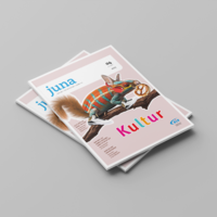 Zwei Ausgaben der Zeitschrift juna 4.23 Kultur liegen übereinander. Auf dem Cover ein buntes Wolpertinger-Tier.