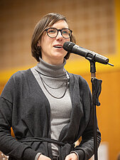 Judith Greil am Mikrofon