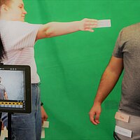 Jugendliche filmen mit dem Ipad vor einem Greenscreen