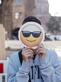 Jugendlicher mit Sonnenbrillen-Smiley