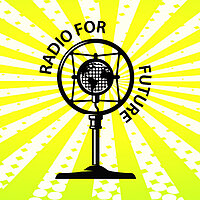 Logo des Bayerischen Jugendradiopreises.  Schwarzes Aufnahmestudio vor gelbem Hintergrund. Link zu https://www.jff.de/kompetenzbereiche/projektdetail/jugendradiocamp-mit-jugendradiopreis/