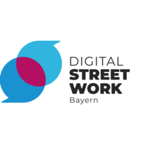 Das Logo von Digital-Streetwork-Bayern zeigt zwei Sprechblasen, die miteinander in Kontakt stehen. In dem Gebiet, wo eine Sprechblase, die andere überdeckt verändert sich die Farbe. Daneben ist ein Schriftzug zu lesen, der lautet: Digital-Streetwork-Bayern