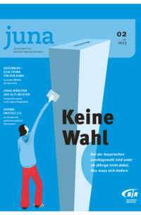 Das blaue Cover der Zeitschrift juna zeigt eine gezeichnete Figur, die versucht, mit ihrem Wahlzettel eine zu hohe Wahlurne zu erreichen.