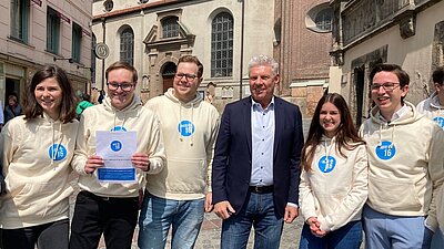 Vertreter:innen des BJR und der Initiative Vote16 mit dem Münchner Oberbürgermeister Dieter Reiter in der Münchner Innenstadt