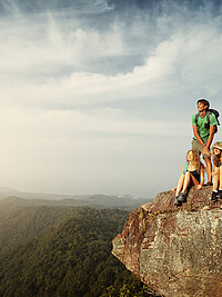 Drei Jugendliche auf einem Berggipfel