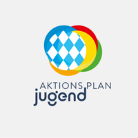 Das Logo von Aktionsplan Jugend mit bunten Kreisen im Hintergrund. Im Vordergrund ist ein Kreis mit blau-weißen Rauten