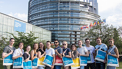 Gruppenfoto vor dem Europäischen Parlament in Straßburg
