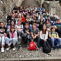 Gruppe von Austauschschülern posieren für Gruppenfoto in der Altstadt 